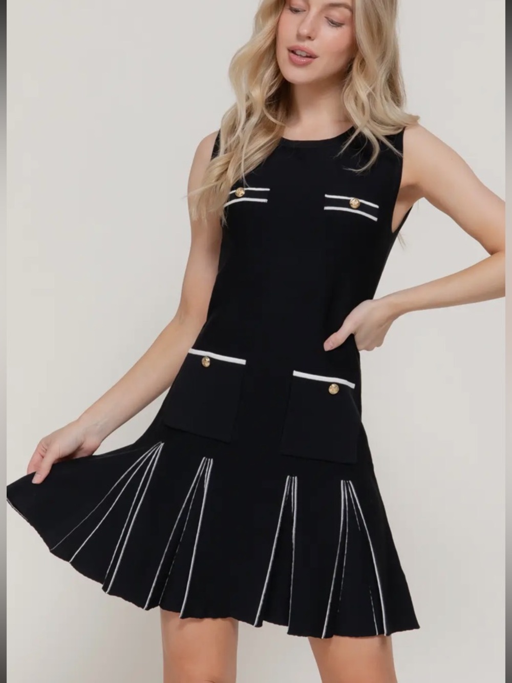 ShopEvelynne Black & White Sleeveless Pleated Pocket Dress